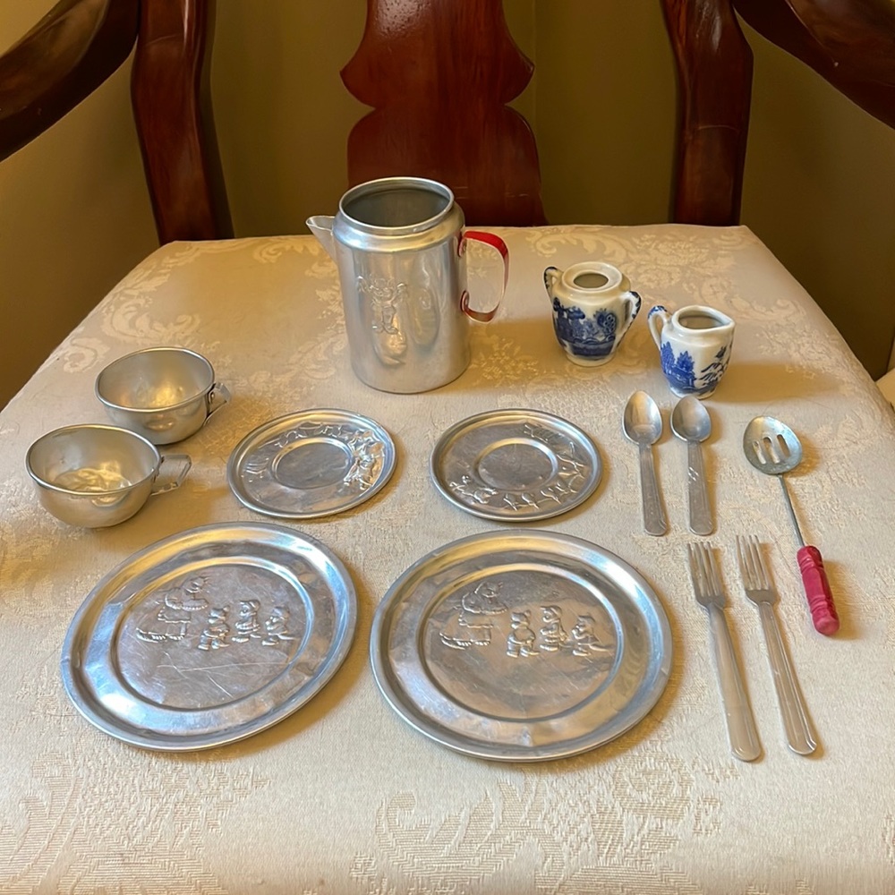 Vintage 1940s toy tin dish set, Three Little Kittens, rare, hard to find